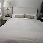 Central Downtown 1 Bed Entire Suite